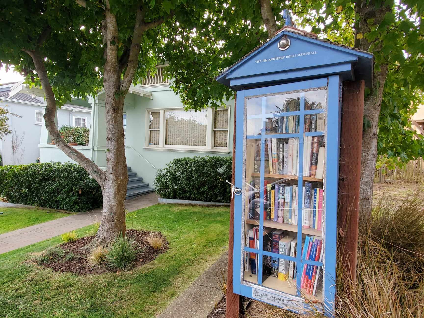 The Jim and Beth Boles Memorial Little Free Libary on Faxon Avenue. | Anne Marie Kristoff/Ingleside Light