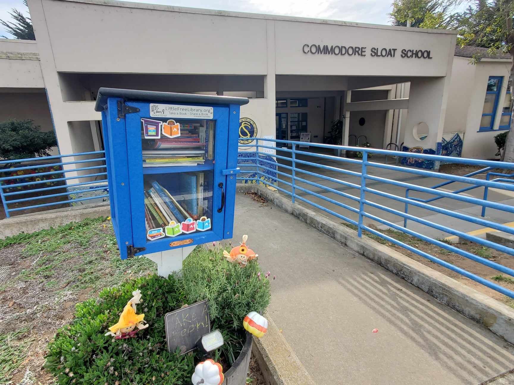 A library box stands in front of an elementary school.